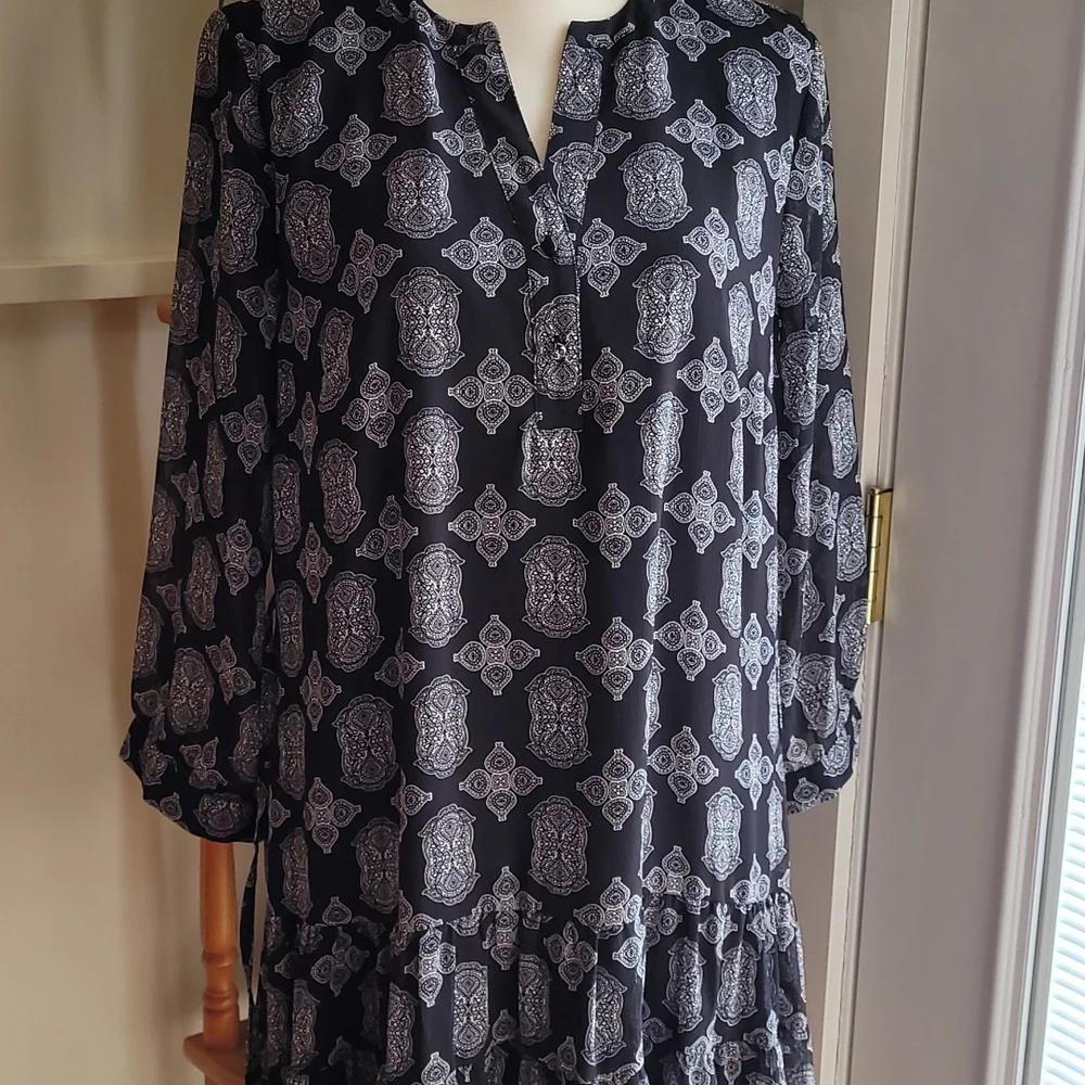 Rose and Olive Tiered Hemline Vee Neckline Graphic Print Dress - Size Medium - Picture 5 of 14